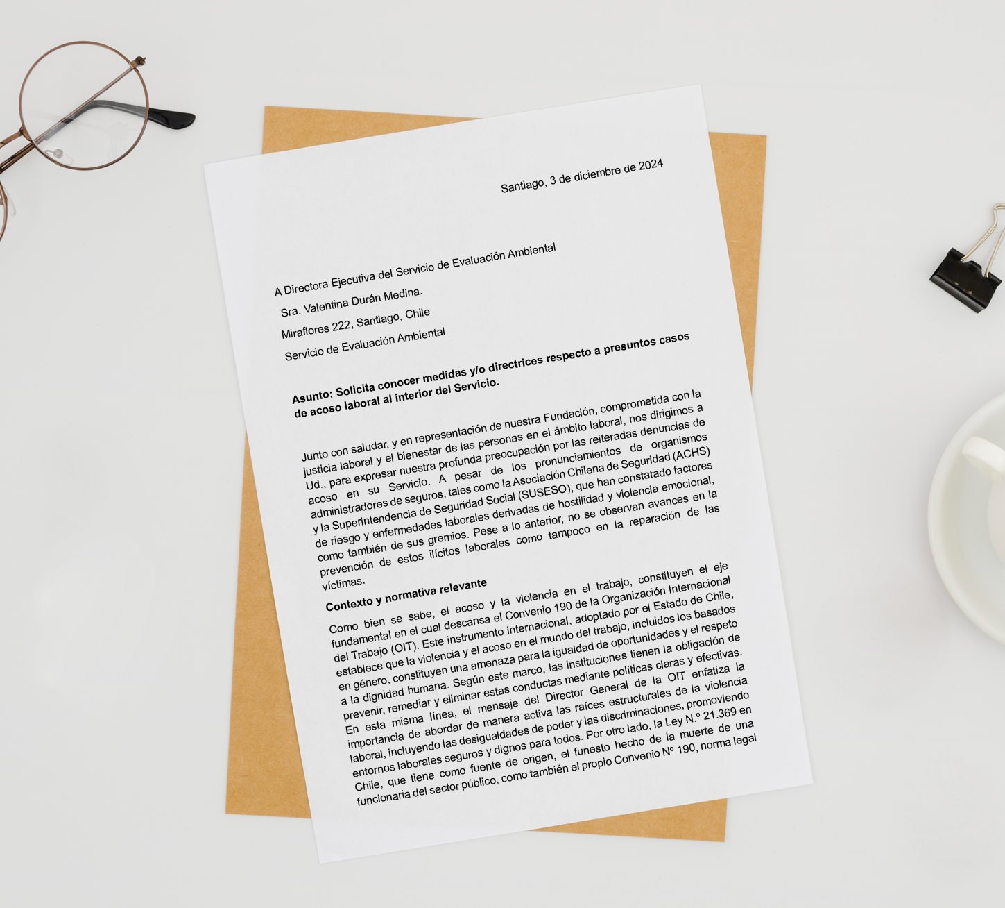 Cartas que exigen justicia en espacios laborales.